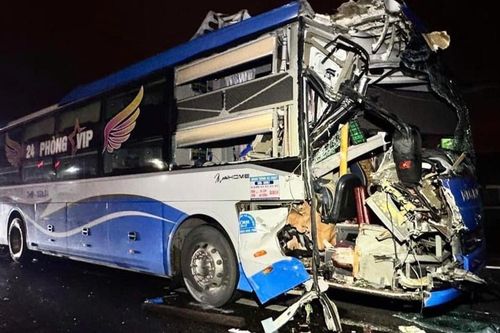 Ô tô giường nằm nát đầu sau tai nạn trên quốc lộ 1, phụ xe đứt lìa cánh tay