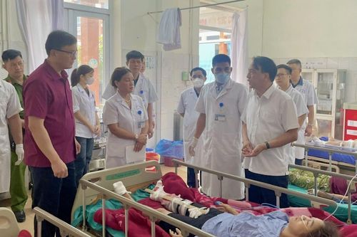 Vụ tai nạn xe khách ở Điện Biên: Huy động hàng chục bác sĩ cấp cứu nạn nhân