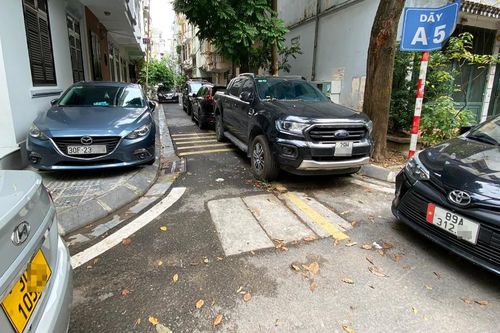 Loạt ô tô vây khu dân cư ở Hà Nội, người dân phải đặt 'biển cấm' khắp nơi