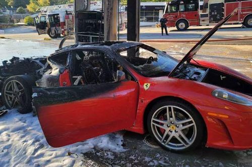 Đang bơm xăng, siêu xe Ferrari F430 bỗng nhiên bốc cháy trơ khung