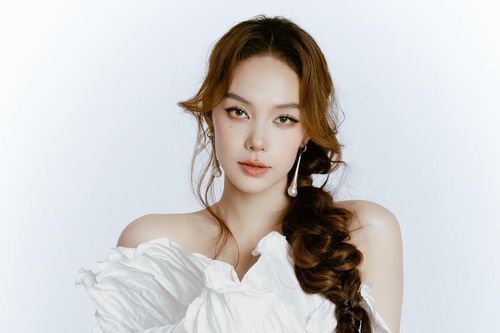 Minh Hằng khoe visual cực 'chất' trên thảm đỏ, thú nhận không ồn ào như các 'chị đẹp'