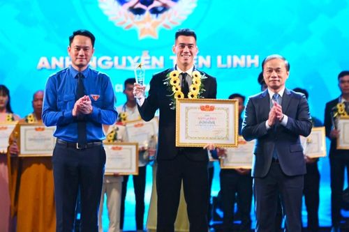 Cầu thủ Tiến Linh được vinh danh 'Thanh niên sống đẹp' năm 2024