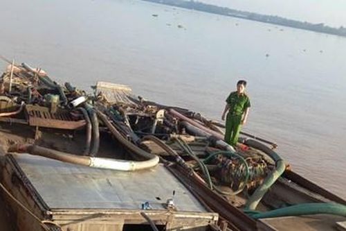 Phát hiện nhiều phương tiện khai thác cát trái phép trên sông Hàm Luông