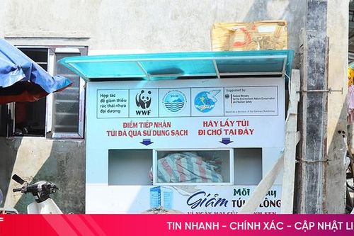 Tủ tái sử dụng túi nilon tại chợ dân sinh trở thành nơi đựng rác