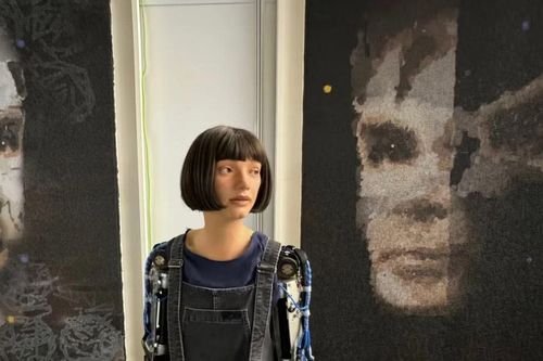 Lần đầu tiên đấu giá bức chân dung 'ám ảnh' - tác phẩm của họa sỹ robot Ai-Da