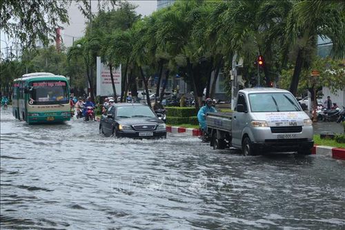 Nhiều tuyến đường nội ô thành phố Bạc Liêu ngập sâu sau mưa lớn