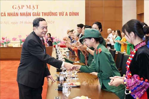 Chủ tịch Quốc hội Trần Thanh Mẫn gặp mặt các đại biểu nhận Giải thưởng Vừ A Dính