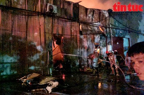 Cháy lớn tại kho chứa hàng ở phường Vĩnh Tuy, lửa bốc cao ngùn ngụt