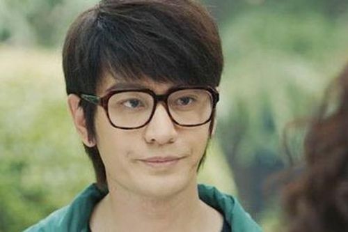 Mỹ nam U50 'cưa sừng làm nghé' gây cười vì nét diễn tổng tài trong phim mới