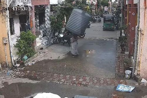 Clip: Người phụ nữ bị thùng nước rơi trúng và cái kết khó tin