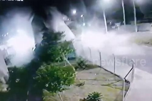 Clip: Tháp nước bất ngờ đổ sập, người đi xe máy thoát nạn khó tin