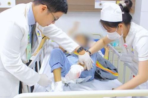 Phải cắt bỏ hết ngón chân vì ngâm chân vào nước sôi mà không biết