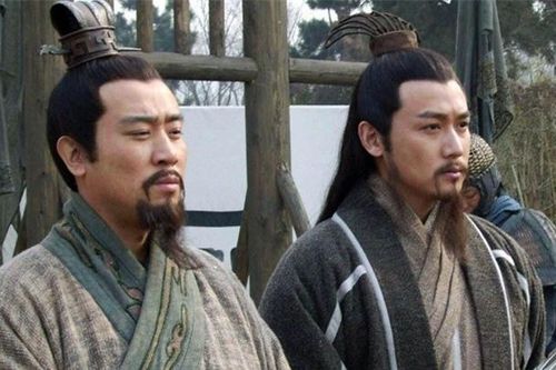Lưu Bị yếu hơn Tôn Quyền, Tào Tháo rất nhiều, vì sao Gia Cát Lượng lại chọn theo phe Lưu Bị?