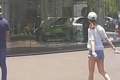 Lâm Tâm Như khóc khi đưa con gái đến trường, Hoắc Kiến Hoa bình thản nhìn cô nức nở