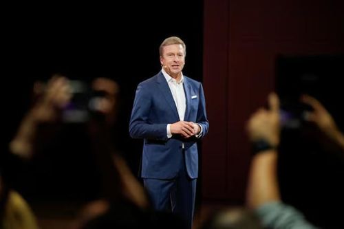 CEO BMW: Châu Âu phải hủy lệnh cấm động cơ xăng để giảm sự phụ thuộc vào Trung Quốc