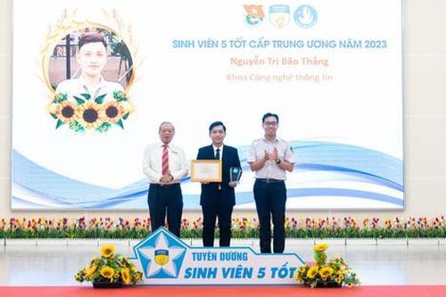 Nam sinh IT-er HUTECH đa nhiệm, tròn vai từ học thuật đến ngoại khóa