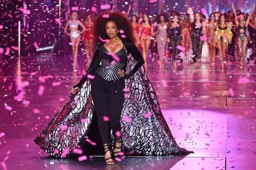Victoria's Secret thức thời, Tyra Banks phát tướng vẫn trở lại làm vedette