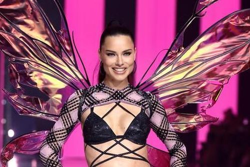 'Bà mẹ 3 con' Adriana Lima và trang phục xấu nhất Victoria's Secret 2024