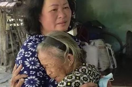 Gửi con cho mẹ chồng rồi đi biệt tích, người phụ nữ khóc nấc sau 52 năm gặp lại