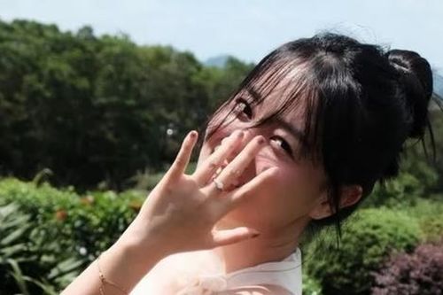 MC Quỳnh Chi lên xe hoa