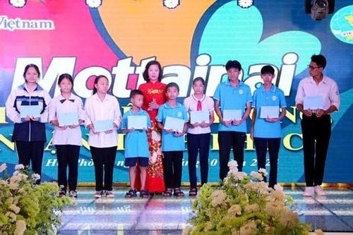 Trao học bổng Mottainai của Báo Phụ nữ Việt Nam cho 10 trẻ mồ côi tại Hải Phòng