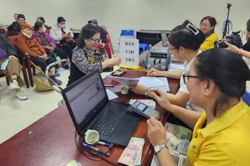 Người nhận lương hưu, trợ cấp qua tài khoản bị thu phí chuyển khoản