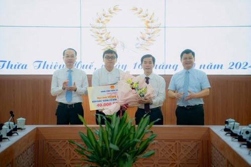 Thừa Thiên Huế: Tặng Bằng khen nhà vô địch Đường lên đỉnh Olympia Võ Quang Phú Đức
