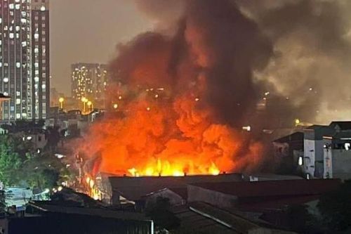 Hà Nội: Cháy lớn gần Đại học Kinh doanh và Công nghệ, lửa đỏ rực