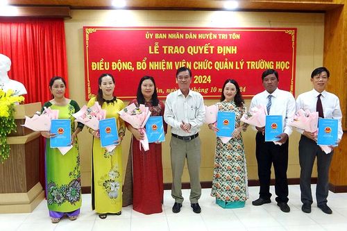 Trao quyết định điều động, bổ nhiệm 6 viên chức quản lý trường học huyện Tri Tôn