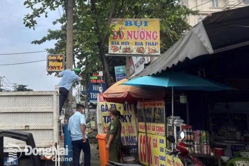 Nhiều hộ dân đường Bùi Văn Hòa tự thu gọn các vật dụng lấn chiếm hành lang an toàn đường bộ