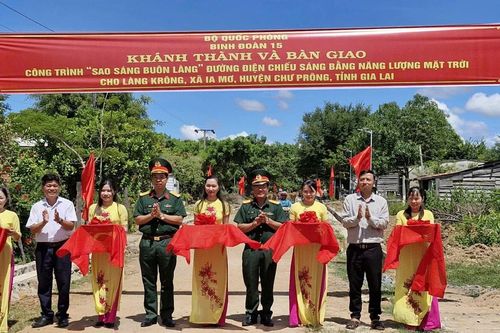 Binh đoàn 15 bàn giao 2 công trình 'Sao sáng buôn làng'