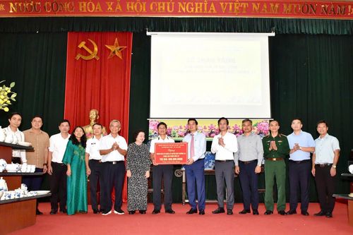 Tặng các sản phẩm gốm sứ Bát Tràng cho nhân dân và cán bộ, chiến sĩ huyện đảo Trường Sa