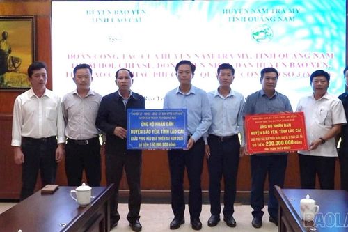 Huyện Nam Trà My trao tặng quà hỗ trợ huyện Bảo Yên khắc phục hậu quả thiên tai