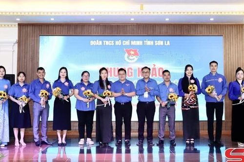 Chung khảo Liên hoan Báo cáo viên và các câu lạc bộ 'Lý luận trẻ'