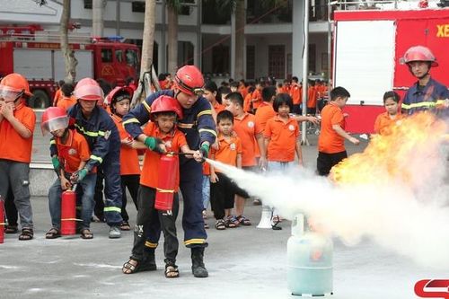 Gần 1.000 học sinh, giáo viên trải nghiệm kỹ năng chữa cháy và cứu nạn cứu hộ