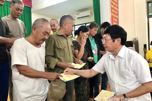 Chia sẻ khó khăn với người yếu thế