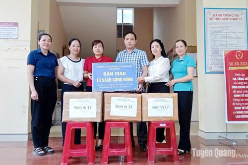 Bàn giao 4 tủ sách cộng đồng và hơn 1.000 cuốn sách tại Chiêm Hóa