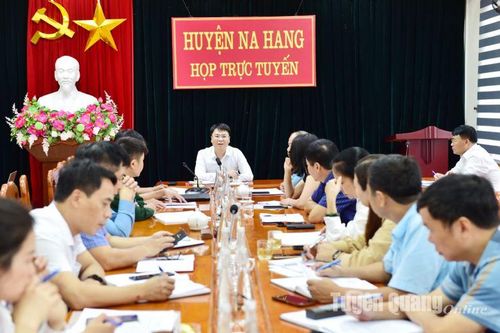 Na Hang ra quân trục vớt rác trên lòng hồ vào ngày 19-10