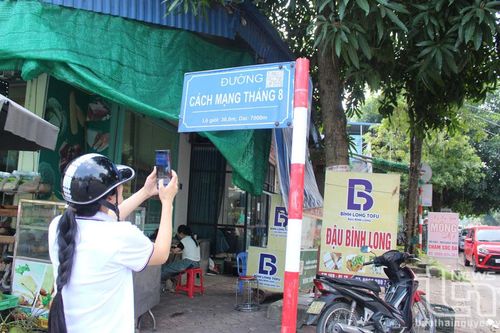 Nhiều tiện ích khi gắn mã QR trên bảng tên đường
