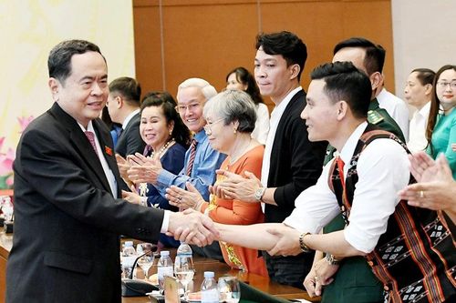 Chủ tịch Quốc hội Trần Thanh Mẫn gặp mặt tập thể, cá nhân nhận giải thưởng Vừ A Dính