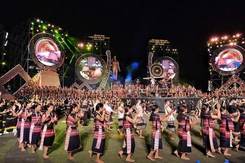 Xác nhận kỷ lục đối với chương trình đồng diễn cồng chiêng Tây Nguyên đông nhất Việt Nam