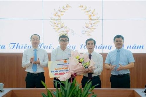 Chủ tịch tỉnh Thừa Thiên Huế tặng bằng khen nhà vô địch Olympia