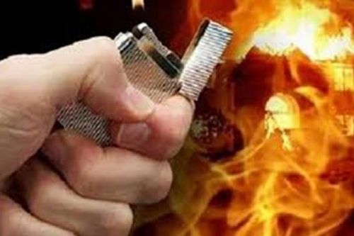 Chồng đổ xăng đốt vợ khi đang chờ làm thủ tục ly hôn