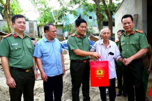 Ấm áp nghĩa tình những căn nhà của Bộ Công an xây tặng người dân nghèo Bắc Kạn
