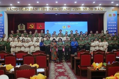 Tuyên dương nhà giáo trẻ CAND tiêu biểu và trao học bổng Vừ A Dính cho học sinh, sinh viên