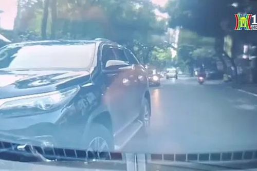 Tài xế lấn làn bỏ xe giữa đường khi bị chặn đầu
