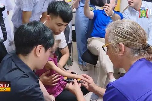 Chuyên gia nước ngoài hỗ trợ điều trị trẻ dị tật tay