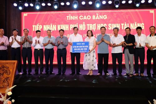Tiếp nhận 500 triệu đồng kinh phí hỗ trợ học sinh tài năng của tỉnh