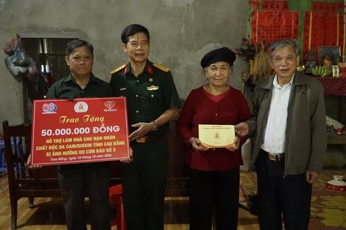 Trao kinh phí hỗ trợ xây nhà cho các nạn nhân chất độc da cam tại Bảo Lâm và Nguyên Bình