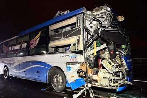 Xe khách tông đuôi xe đầu kéo chở cần cẩu, phụ xe đứt lìa cánh tay